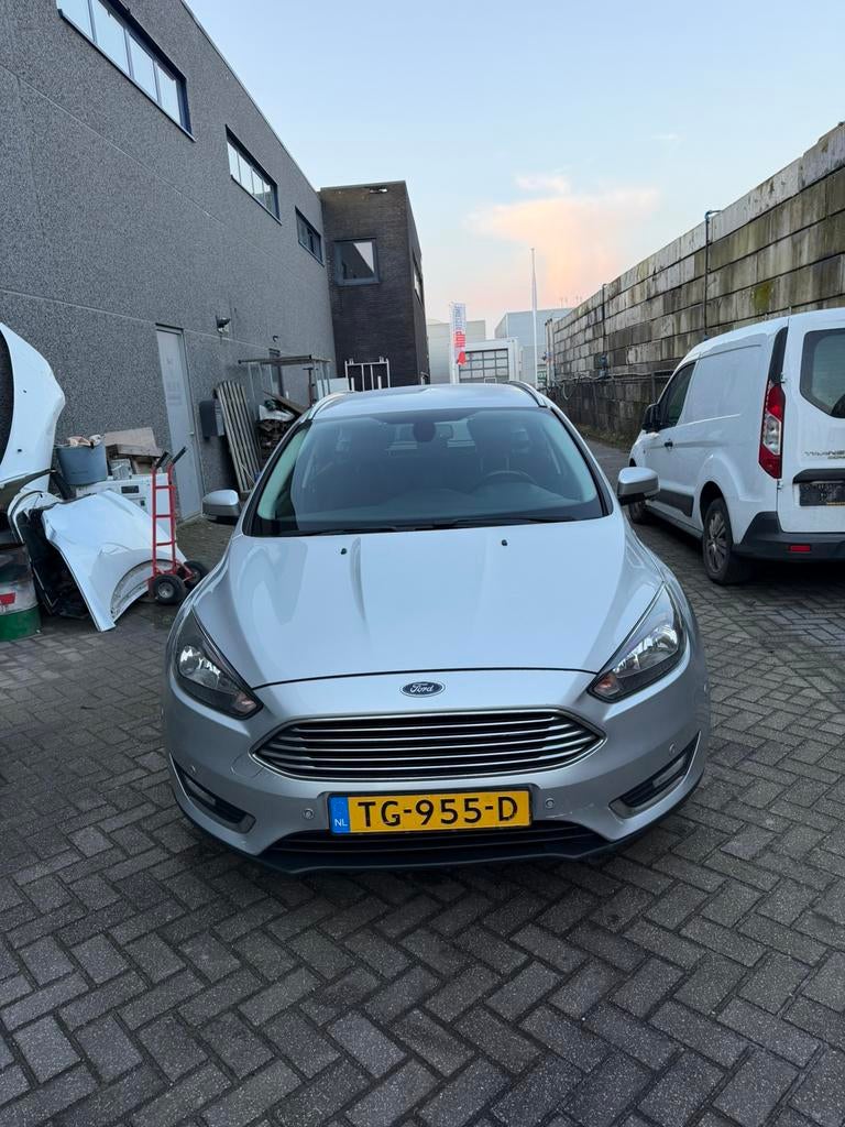 Ford Focus 1.5 Tdci 88KW Wagon Powershift 2015 Grijs, Auto's, Ford, Stof, 4 cilinders, Dealer onderhouden, 154 €/maand