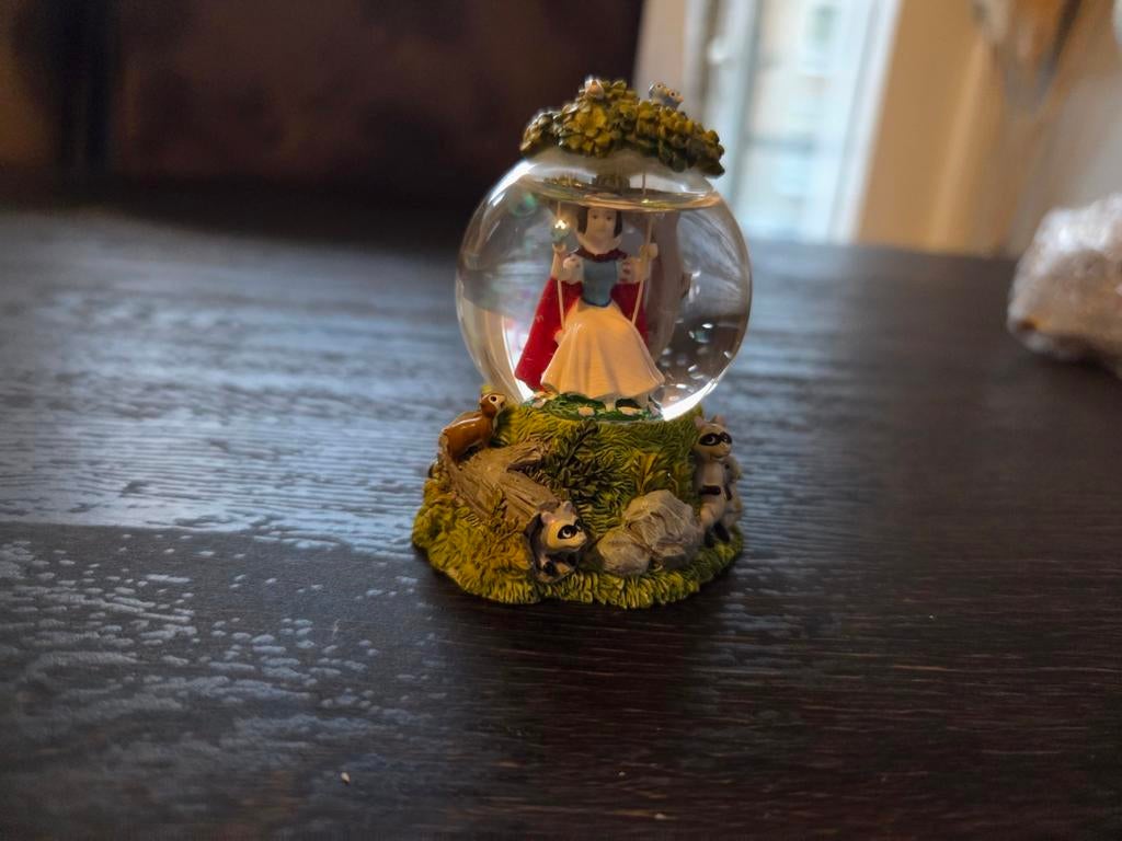 Disney Sneeuwwitje Snowglobe - Betoverende Muziekdoos, Verzamelen, Disney, Ophalen of Verzenden, Sneeuwwitje of Doornroosje, Zo goed als nieuw