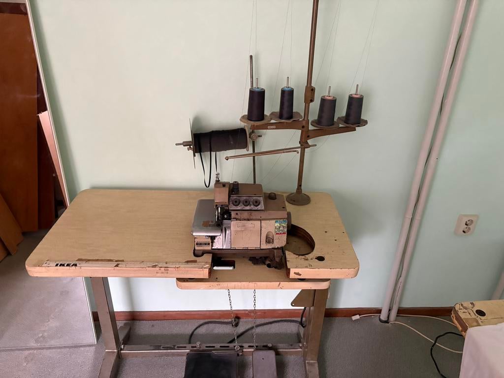 Industriële Brother overlock machine – compleet met tafel, Ophalen, Zo goed als nieuw, Lockmachine, Brother