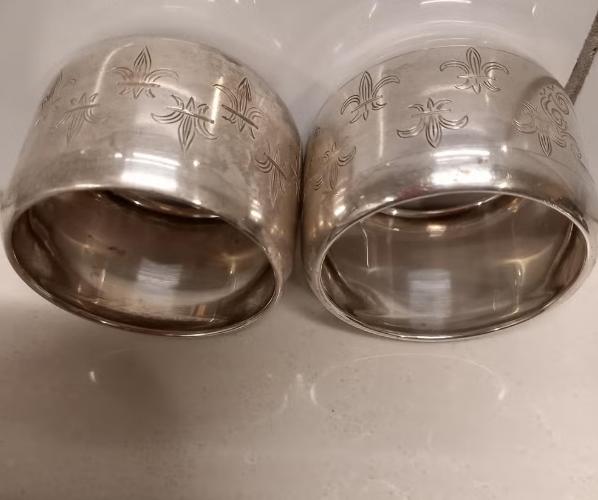 2 verzilverde brede servetringen Franse lelies gesigneerd, Ophalen of Verzenden