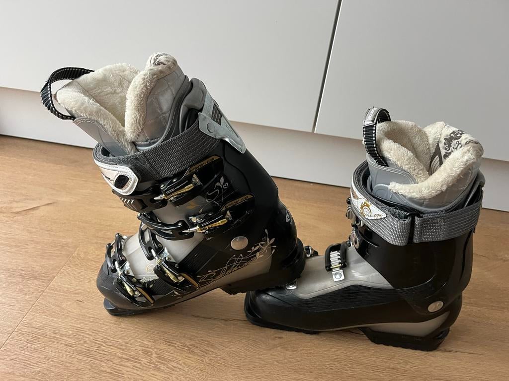 Salomon Skischoenen Maat 39 (25) + passende skies + stokken, Sport en Fitness, Skiën en Langlaufen, Ophalen, 160 tot 180 cm, Gebruikt