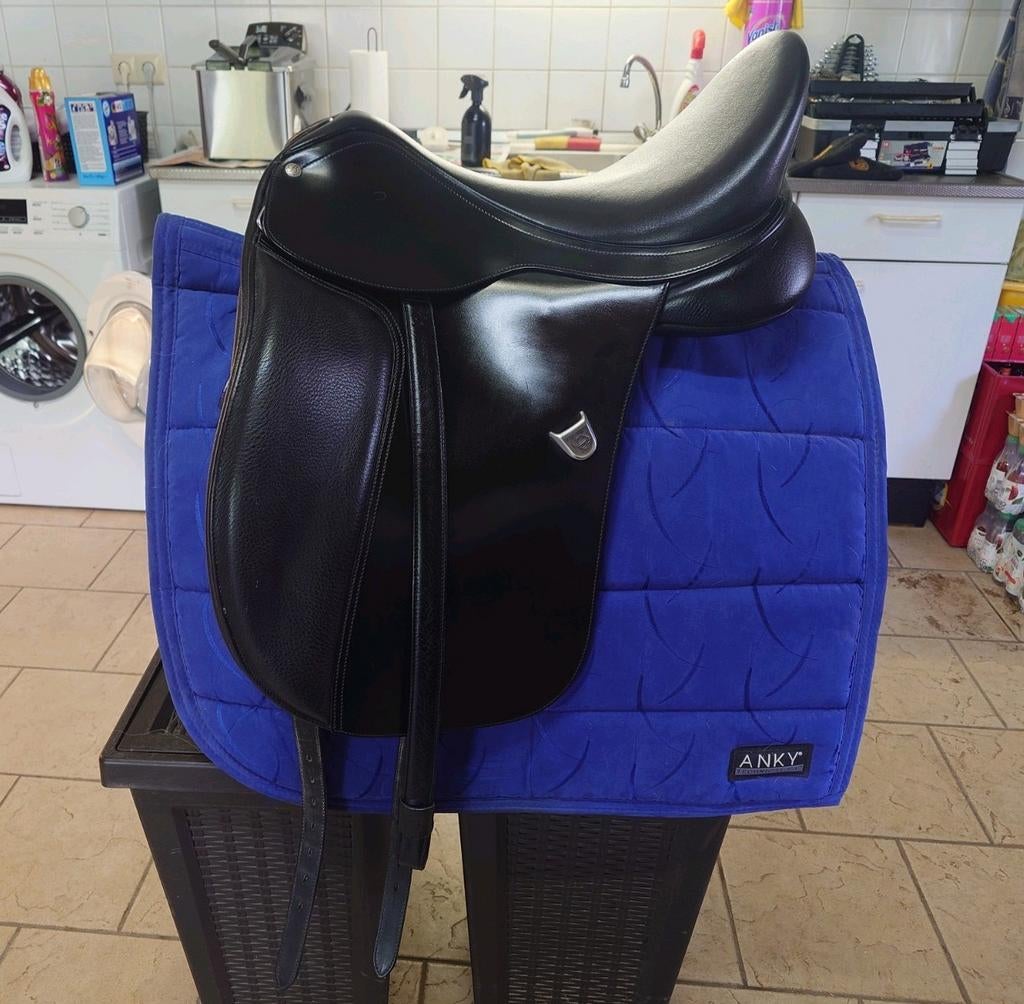 Bates dressuurzadel 17,5 inch cair + toebehoren, Dieren en Toebehoren, Paarden en Pony's | Zadels, Ophalen, Gebruikt, Dressuur