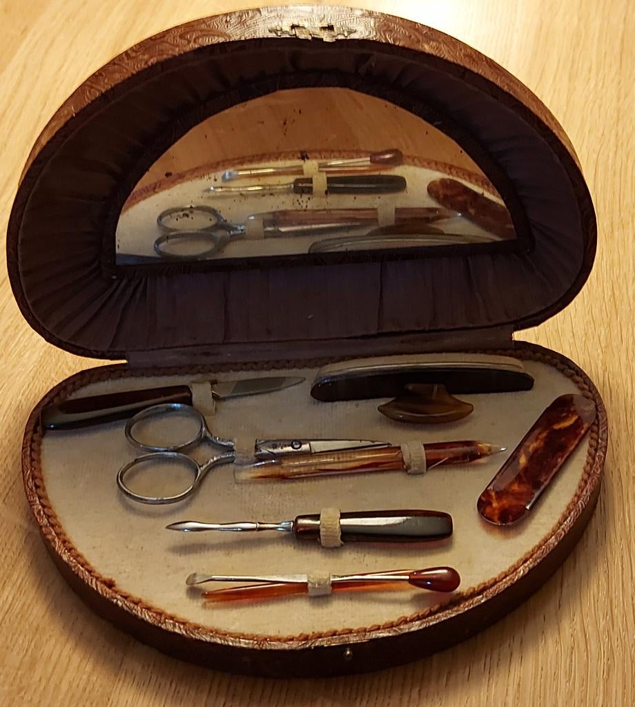 antiek nageletui in prachtige cassette, Gebruikt, Bruin, Ophalen of Verzenden, Handen en Nagels