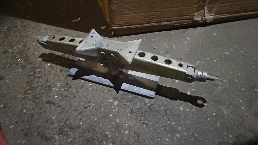 Krik met stalen voet, Ophalen of Verzenden