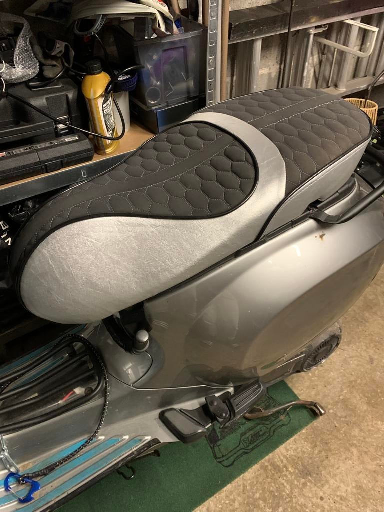 Vespa zadelhoes custom voor diverse modellen, Fietsen en Brommers, Brommeronderdelen | Scooters, Ophalen of Verzenden, Zo goed als nieuw