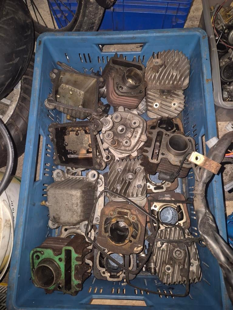 Doos met piaggio 50cc 4 takt en 2 takt cilinders, Ophalen