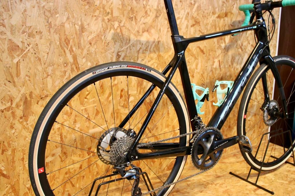 Bianchi Infinito XE Ultegra Disc, 28 inch, F.I.V. Edoardo Bianchi S.P.A., Via Belle Battaglie 5, Treviglio, Zo goed als nieuw