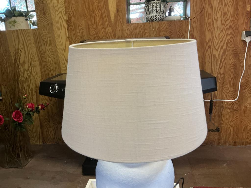 Witte tafellamp met beige lampenkap, Ophalen, Gebruikt, 25 tot 50 cm, Wit