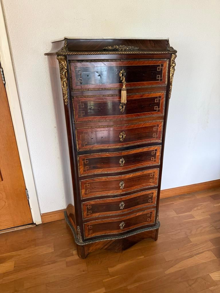 antieke ladekast is een Franse chiffonnière, Ophalen