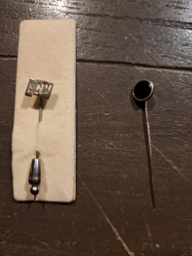 2 vintage zilveren speldjes (835) – FNV + dasspeld met zwart, Sieraden, Tassen en Uiterlijk, Piercings, Overige typen, Zilver