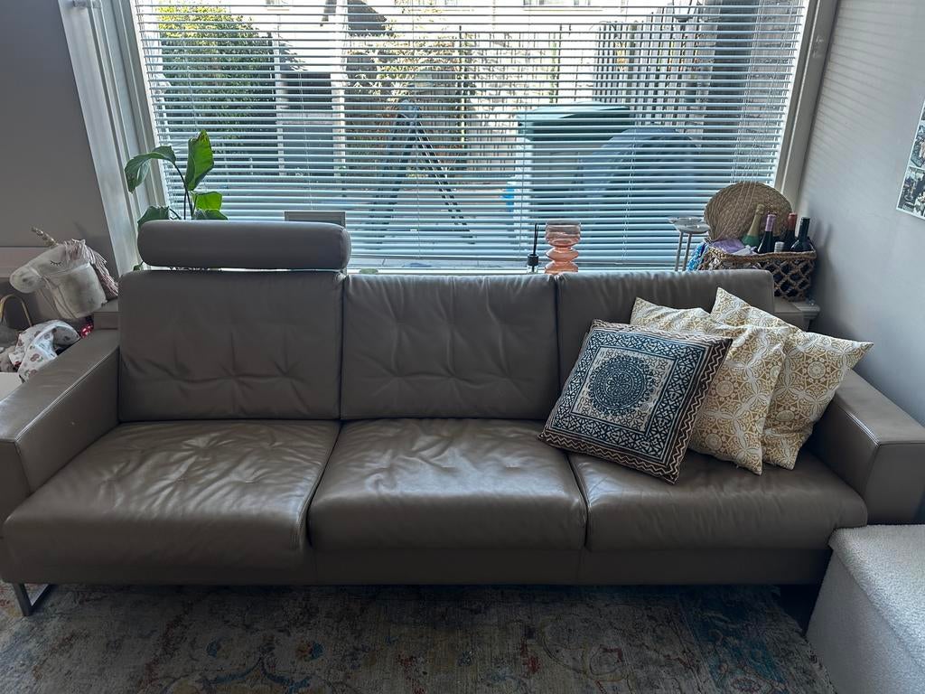 Leolux designbank taupe/leverkleur met chrome onderstel, Huis en Inrichting, Banken | Bankstellen, Gebruikt, Vierpersoons of meer