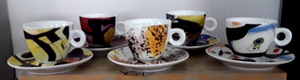 Kunstige kop en schotels van Yong - 9 paar, Huis en Inrichting, Keuken | Servies, Gebruikt, Keramiek, Ophalen of Verzenden, Overige stijlen