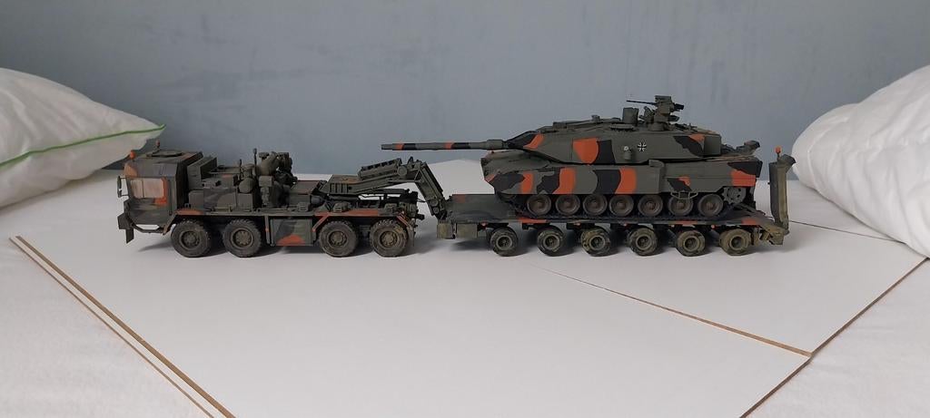 Moderne Duitse famo truck met oplegger en Leopard tank 1:35, Ophalen of Verzenden, 1:32 tot 1:50, Tank, Overige merken