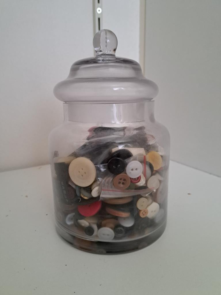 Glazen pot vol knopen, Ophalen