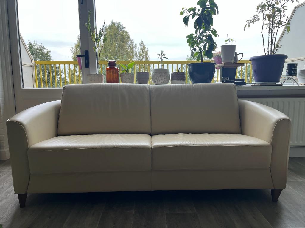 Wit leder bank 2-zits, Huis en Inrichting, Banken | Bankstellen, Ophalen, Gebruikt, 150 tot 200 cm, Tweepersoons