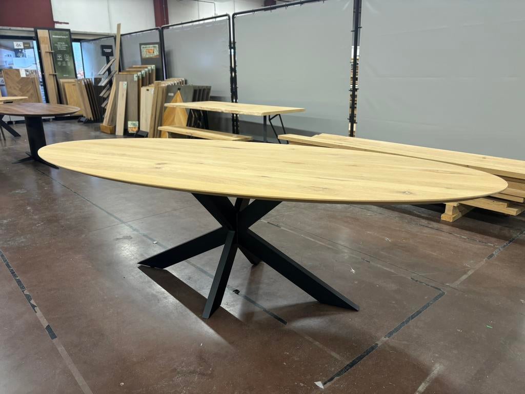Ovale eiken eettafel met matrixpoot 250x110cm