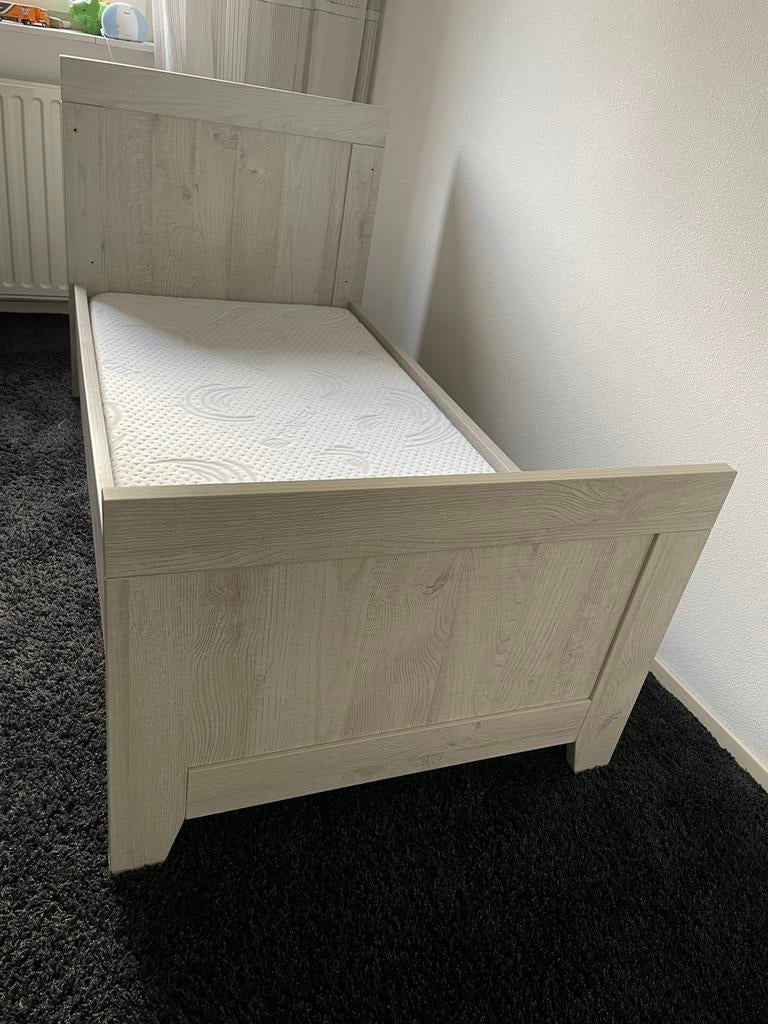 Babyledikant (meegroeibed) met hoge zijkanten, Kinderen en Baby's, Kinderkamer | Bedden, Zo goed als nieuw, Minder dan 140 cm