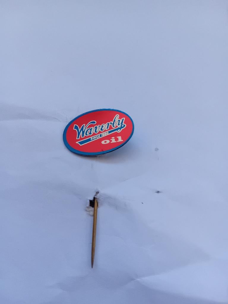 Pin - Waverly Oil - Vriezenveen, Ophalen of Verzenden, Zo goed als nieuw, Merk, Speldje of Pin