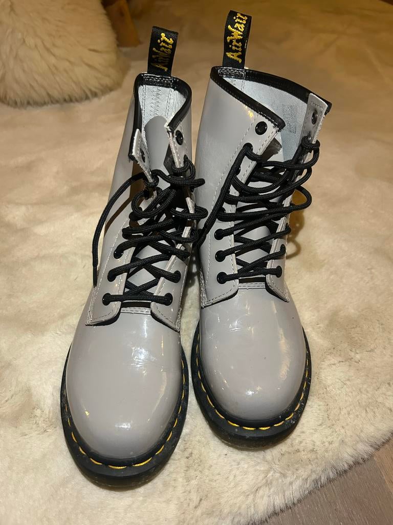 Dr Martens Grijs Lak - Maat 40, Kleding | Dames, Schoenen, Ophalen of Verzenden, Zo goed als nieuw, Grijs, Lage of Enkellaarzen