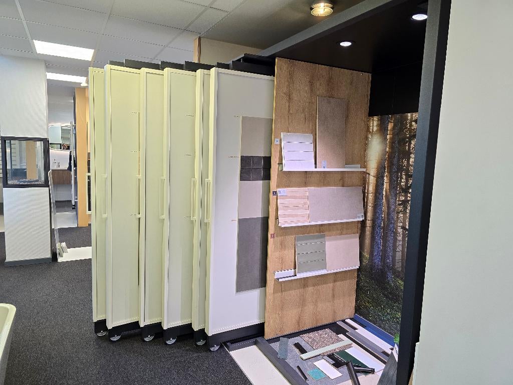 Tegel display kast 220 breed x 240 hoog x 150 diep, Ophalen, Zo goed als nieuw, Minder dan 5 m², Overige materialen