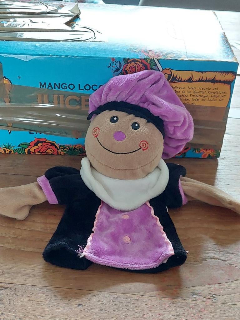 Leuke paarse handpop, knuffelpop zwarte Piet, Ophalen of Verzenden, Zo goed als nieuw