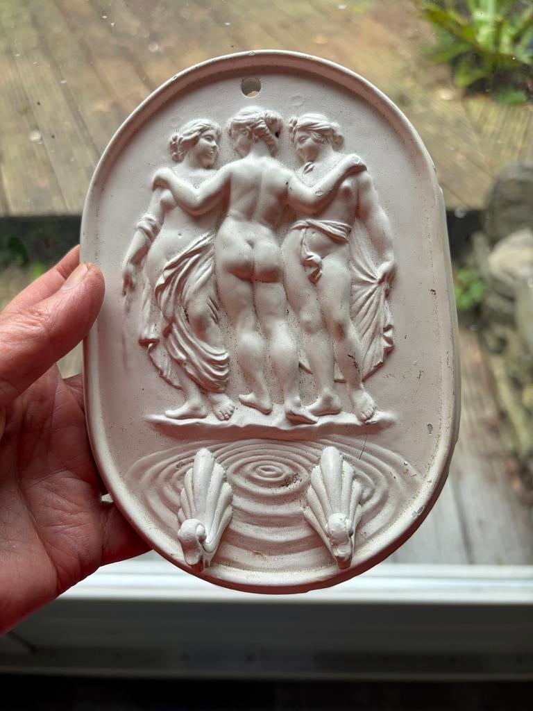 Wandreliëf ophanghaken De Drie Gratiën, Ophalen of Verzenden, Gebruikt, Mens