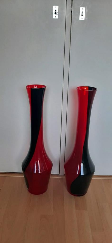 2 rood zwarte vazen, Huis en Inrichting, Woonaccessoires | Vazen, Ophalen, 50 tot 75 cm, Rood, Glas