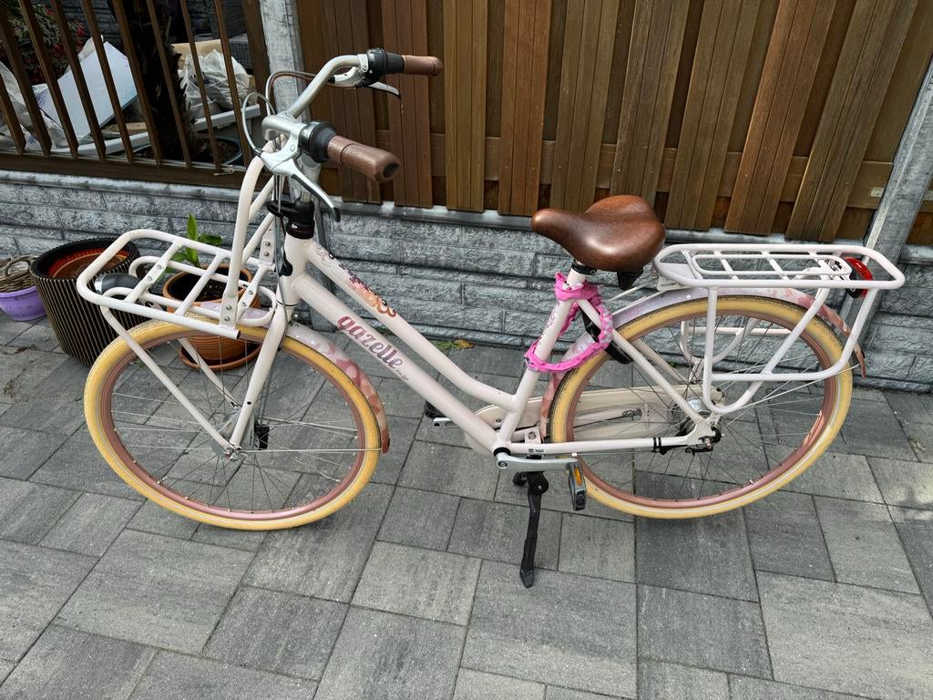 Gazelle damesfiets met voordrager en roze verlichting, Fietsen en Brommers, Fietsen | Dames | Damesfietsen, Ophalen, Gebruikt