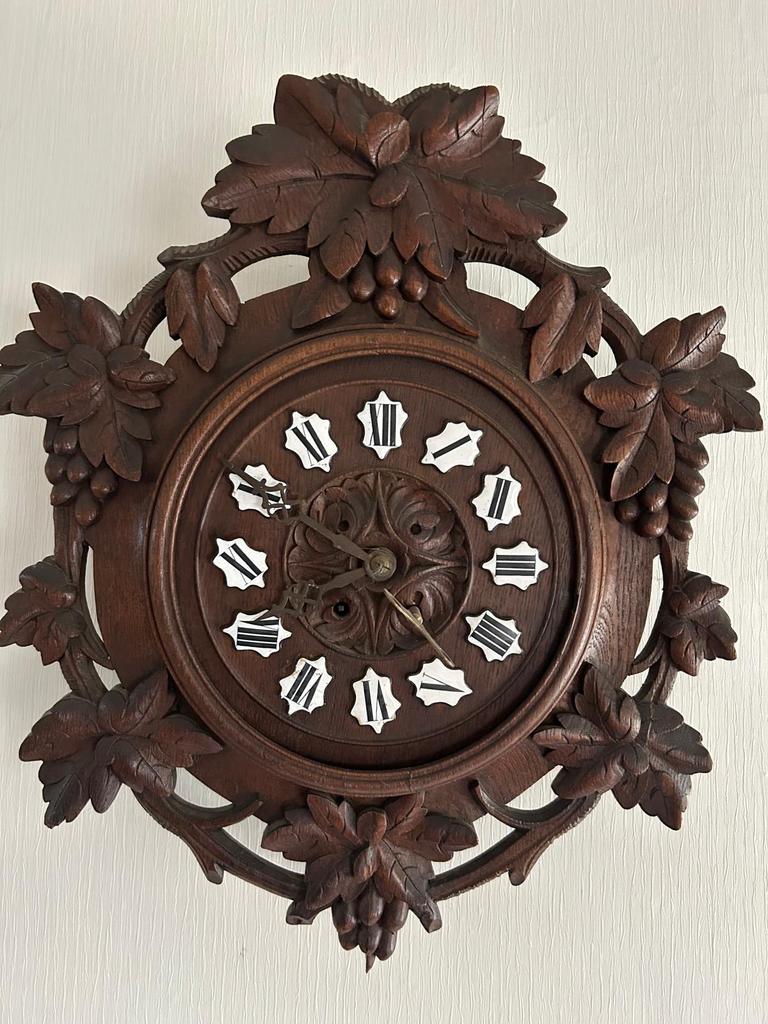 Antieke houten klok met gesneden decoratie, Antiek en Kunst, Antiek | Klokken, Ophalen