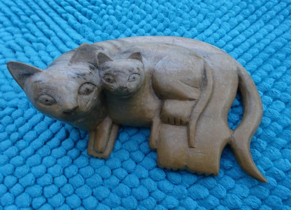 Beeldje uit Hout gesneden poes met kitten, Minder dan 20 cm, Verzenden, Zoogdier, Beeld