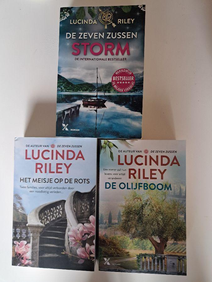 4x Lucinda Riley: olijfboom,meisje op de rots ,storm,de zeve, Boeken, Romans, Zo goed als nieuw, Ophalen of Verzenden