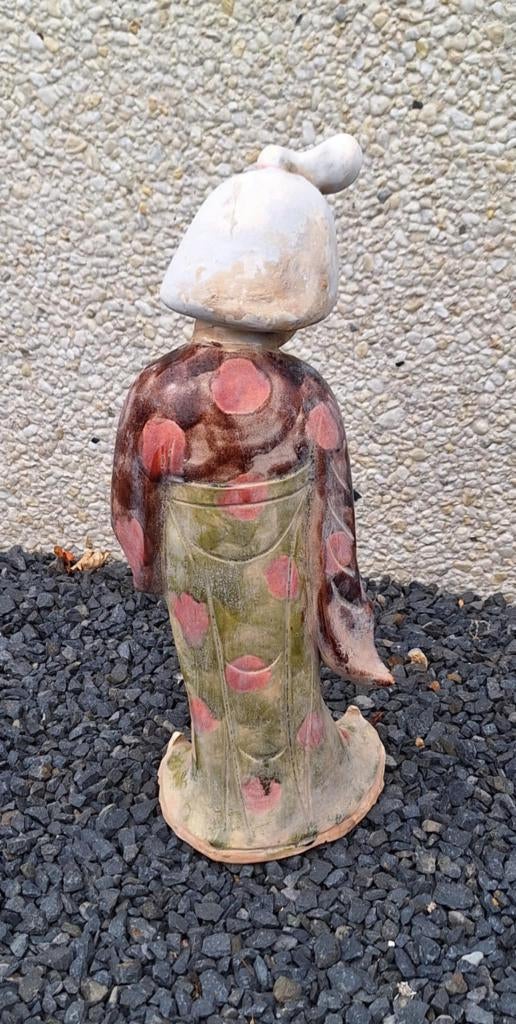 Oud Japans keramisch beeld in traditionele kleding., Ophalen