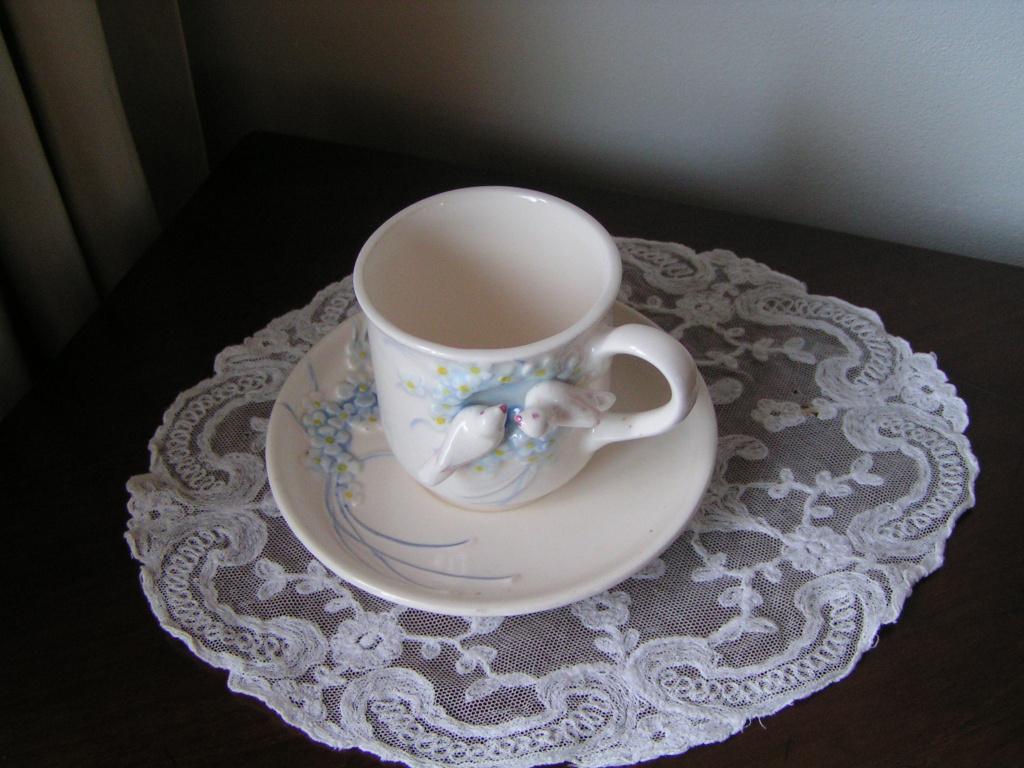 Prachtig Wit Kopje met duifjes, Nieuw, Ophalen of Verzenden, Bord(en), Overige stijlen