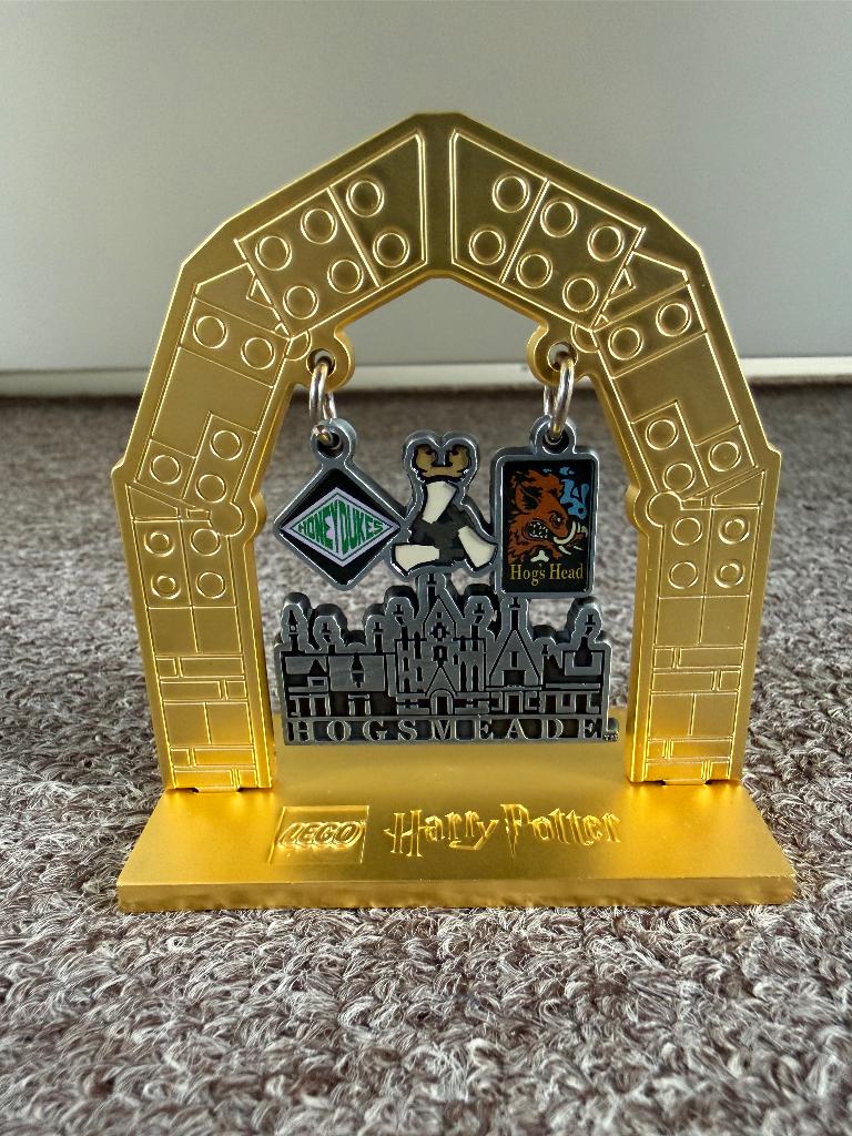 LEGO Harry Potter Hogsmeade Sign 5009867 GWP, Ophalen of Verzenden, Nieuw, Complete set, Lego