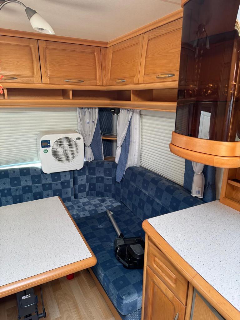 Caravan met rondzit en keuken, Caravans en Kamperen, Caravans, Overige merken, Koelkast, Omvormbare zithoek, 5 tot 6 meter