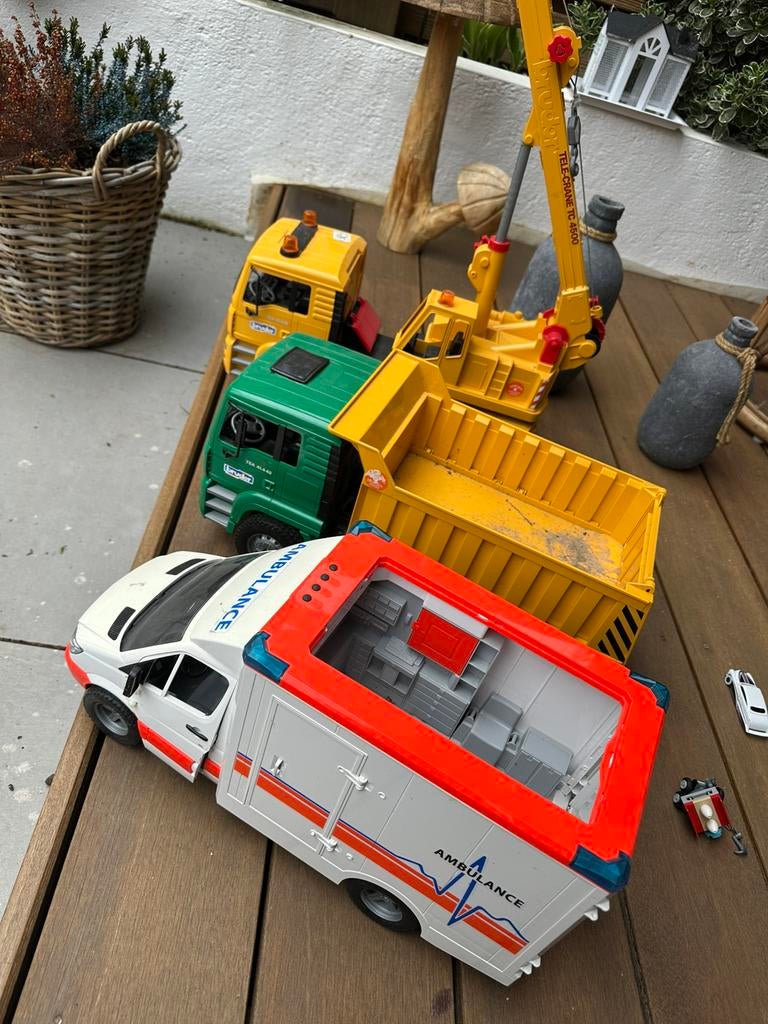 Bruder autos ambulance kraan betonwagen, Ophalen, Zo goed als nieuw