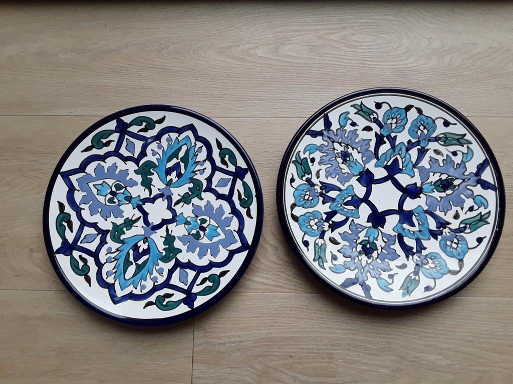 Handgeschilderde wandbord, Nabeul Tunesiē, 2x, 27cm doorsnee, Ophalen of Verzenden, Zo goed als nieuw