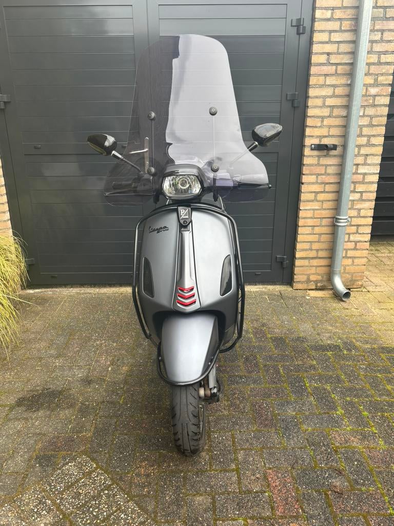 Vespa Sprint 2018 Grigio Titanio full opties met GPS-tracker, Ophalen, Zo goed als nieuw, Benzine, Vespa