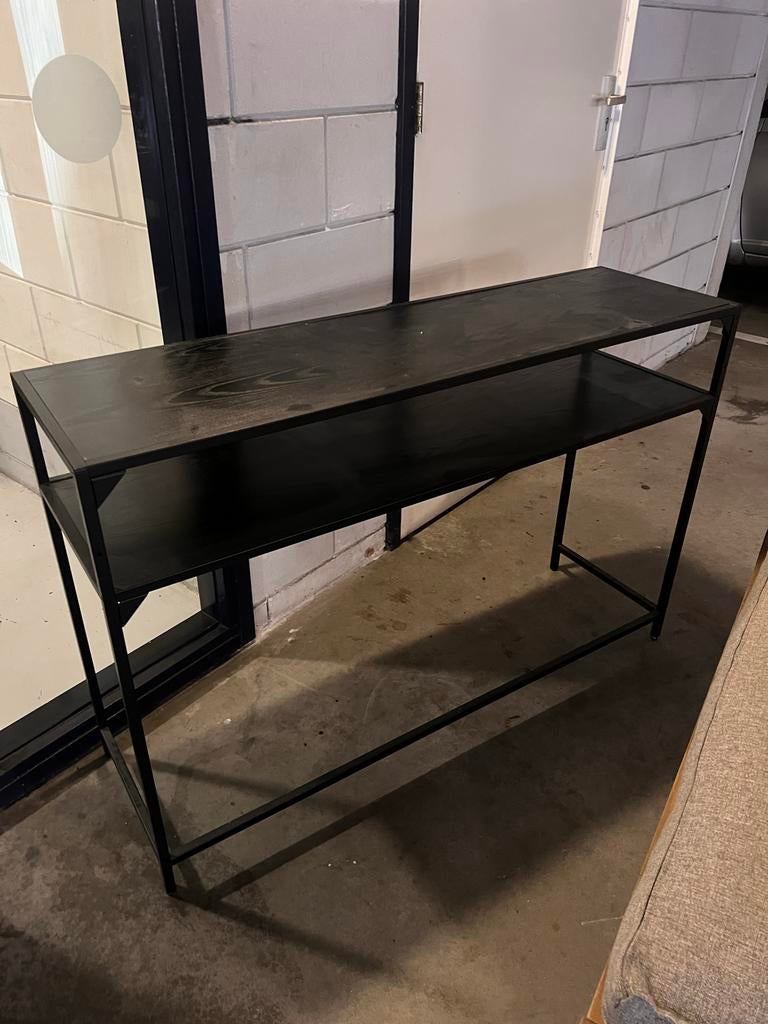 Zwart metalen sidetable met zwarte houten planken., Huis en Inrichting, Tafels | Sidetables, Ophalen, 100 tot 150 cm, Zo goed als nieuw