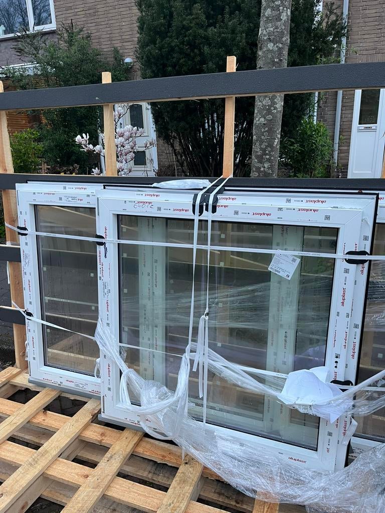 Nieuwe kunstof kozijnen, Doe-het-zelf en Verbouw, Kozijnen en Schuifpuien, Nieuw, Raamkozijn, Kunststof, 75 tot 150 cm, Inclusief glas