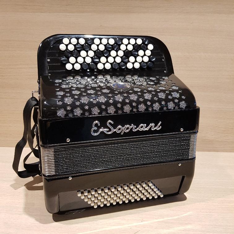 E.Soprani knop-accordeon B-Griff 72 bassen 2-korig incl. bag, Muziek en Instrumenten, 72-bas, Niet ingevuld, Knopaccordeon, Niet ingevuld
