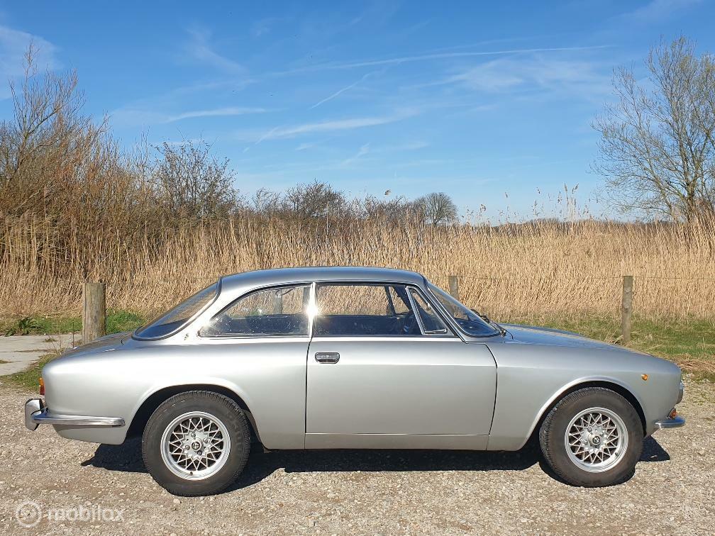 Alfa Romeo GT 1300 (Bertone) met 2.0 motor, Achterwielaandrijving, Gebruikt, Zwart, 129 pk