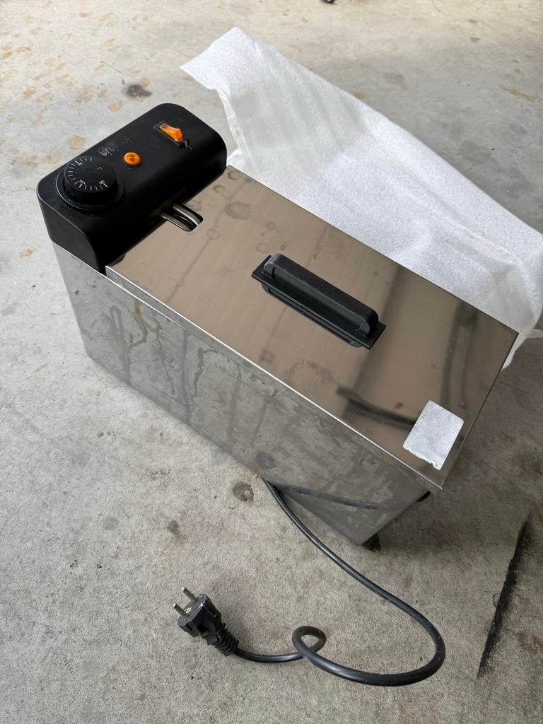 Friteuse - Compact en Efficiënt, 2 tot 3 liter, Ophalen of Verzenden, Gebruikt, Uitneembare binnenpan