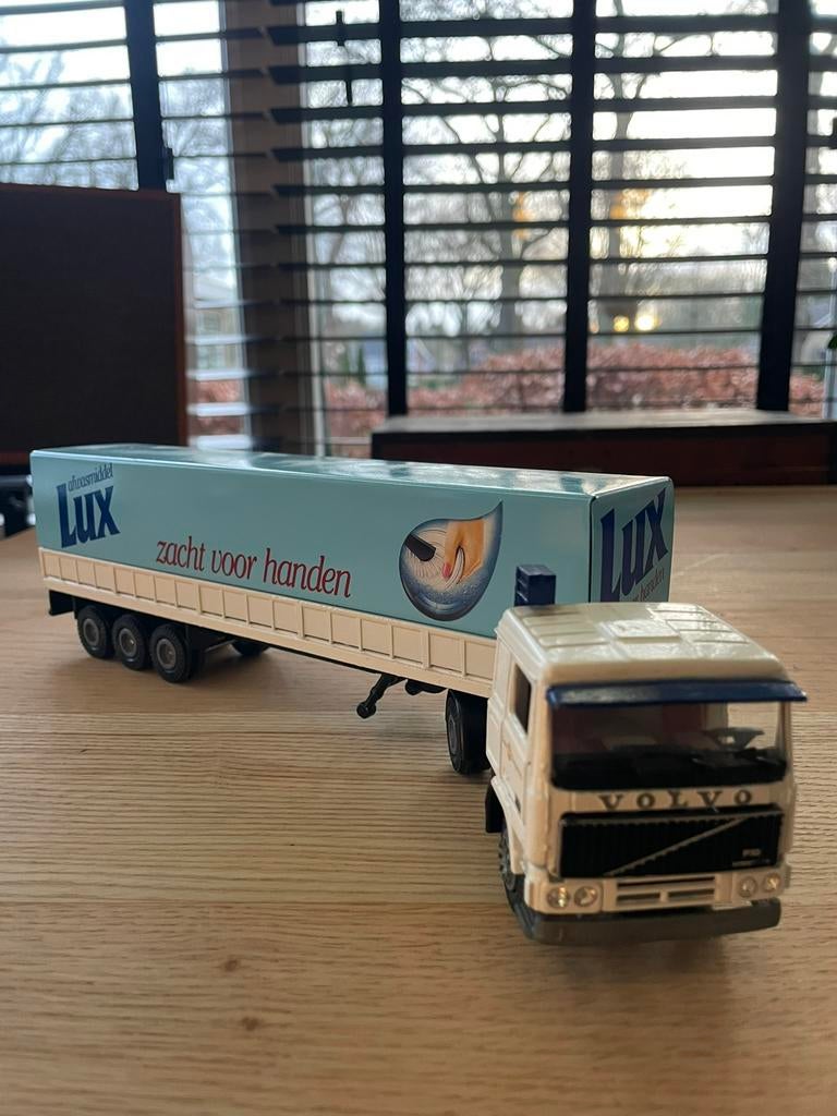 Tekno Volvo F10 - 1984 - LUX oplegger, Hobby en Vrije tijd, Modelauto's | 1:50, Ophalen of Verzenden, Gebruikt, Bus of Vrachtwagen