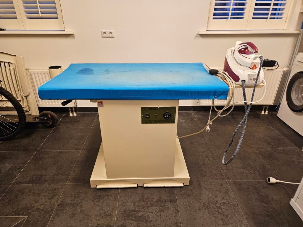 Professionele Strijktafel F.LLI Casoli Super Serie 2000, Ophalen of Verzenden, Gebruikt