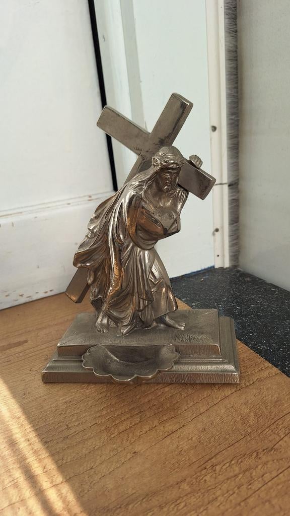 Oude metalen wijwaterbak, Jesus die kruis draagd, zie foto's, Ophalen of Verzenden