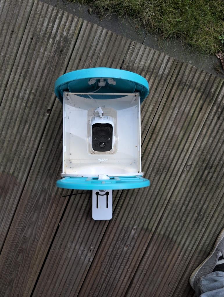 Voederhuisje met camera en zonnepanelen, Ophalen