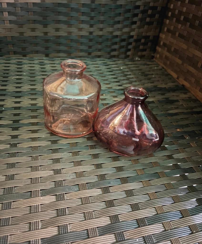 Twee roze vaasjes, Huis en Inrichting, Gebruikt, Overige kleuren, Ophalen of Verzenden, Glas