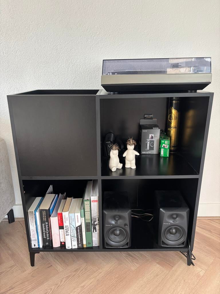 Zwarte platenkast met opbergruimte, Met plank(en), Gebruikt, Minder dan 100 cm, 25 tot 50 cm