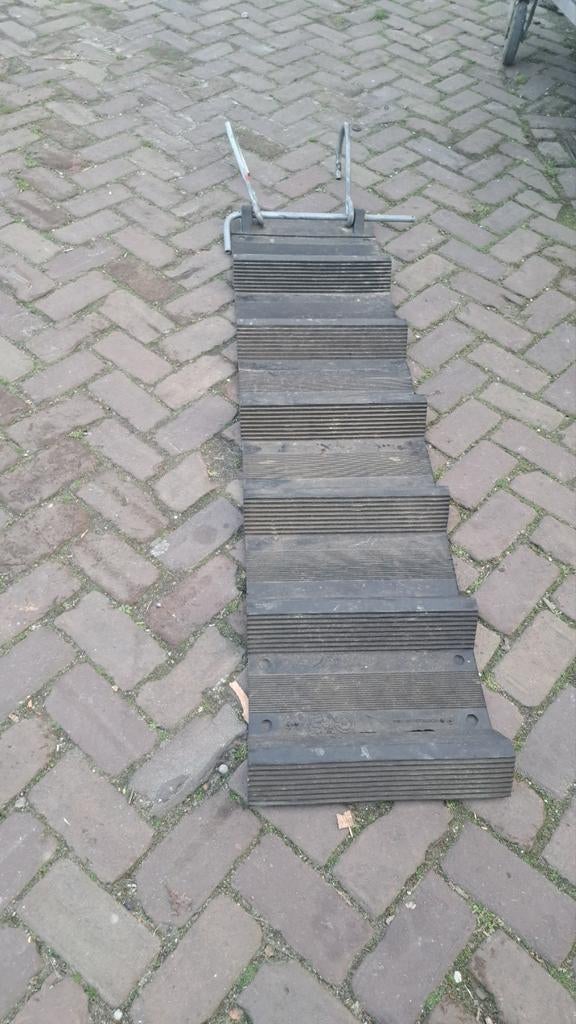Te koop Rubberen trap, Doe-het-zelf en Verbouw, Steigers, Overige typen, Ophalen of Verzenden, Minder dan 2 meter